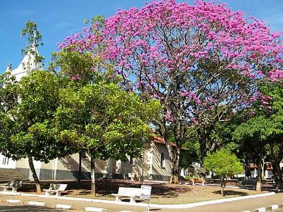 PRAA AO LADO DA IGREJA EM SO BENEDITO DAS AREIAS-FOTO:EMILIO CEZAR FERRARI - SO BENEDITO DAS AREIAS - SP