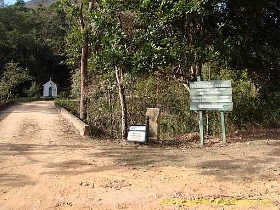 CAPELINHA NATRILHA DA PEDRA DA BACIA  EM SO JOS DO BARREIRO-SP-FOTO:J. AUGUSTO - SO JOS DO BARREIRO - SP