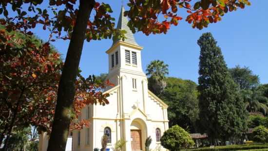 CAPELA NO PARQUE VICENTINA ARANHA, POR JOSEFA LACERDA - SO JOS DOS CAMPOS - SP