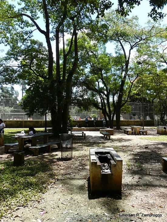 CHURRASQUEIRA E QUADRAS DE ESPORTES NO PARQUE DO PIQUERI EM SO PAULO-SP-FOTO:EMERSON R. ZAMPROGNO - SO PAULO - SP