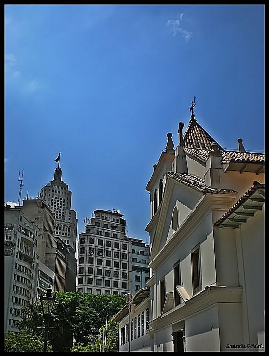 SÃO PAULO-SP-PÁTIO DO COLÉGIO E AO FUNDO O EDIFÍCIO BANESPA NO CENTRO HISTÓRICO -FOTO:ANTONIOJVIDAL - SÃO PAULO - SP