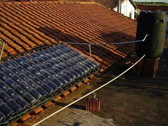 AQUECEDOR SOLAR DE GARRAFAS PET-FOTO:SILASEDUAMER  - SEVERNIA - SP