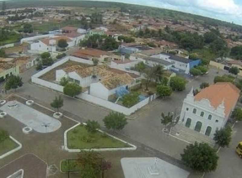 RIBEIRA DO AMPARO-BA-CENTRO DA CIDADE E IGREJA DE N.SRA.DO AMPARO-FOTO:WWW.BAHIANOTICIAS.COM.BR - RIBEIRA DO AMPARO - BA