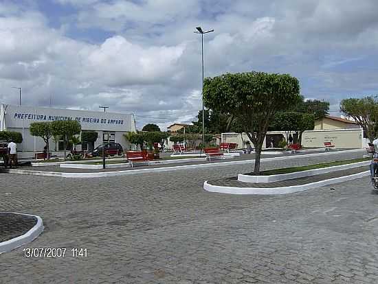 RIBEIRA DO AMPARO-BA-PRAA E PRDIO DA PREFEITURA MUNICIPAL-FOTO:JOS FONSCA DALTRO FILHO - RIBEIRA DO AMPARO - BA