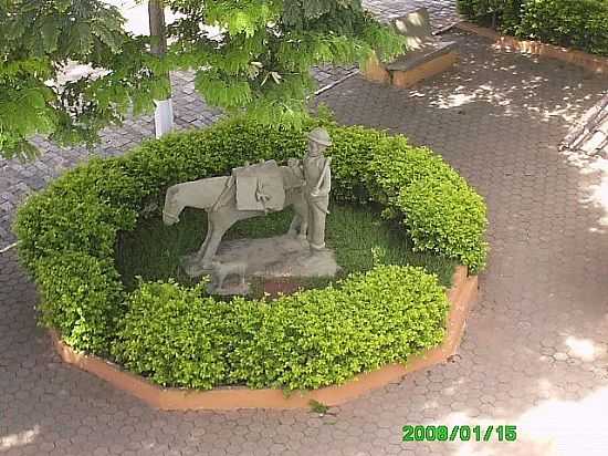 SILVEIRAS-SP-MONUMENTO EM HOMENAGEM AOS TROPEIROS-FOTO:ALFGFAL - SILVEIRAS - SP