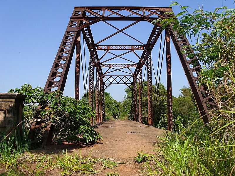 SUINANA-SP-PONTE DE FERRO SOBRE O RIO TURVO-FOTO:AMAURI JOS GRANZOTTO - SUINANA - SP