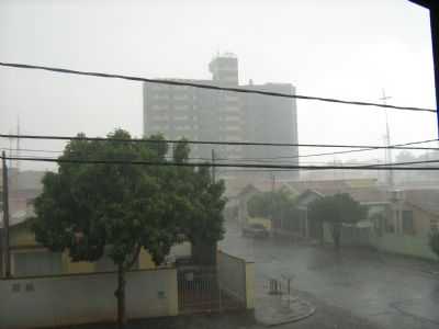 VILA MENUZZO - CHUVA FORTE, POR ANGELO DAVI BARIJAN - SUMAR - SP