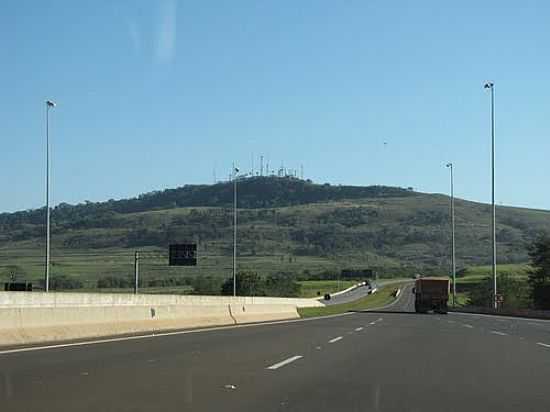 RODOVIA DOS BANDEIRANTES E AO FUNDO O MORRO AZUL EM SUMAR-SP-FOTO:JOAO BATISTA SHIMOTO - SUMAR - SP