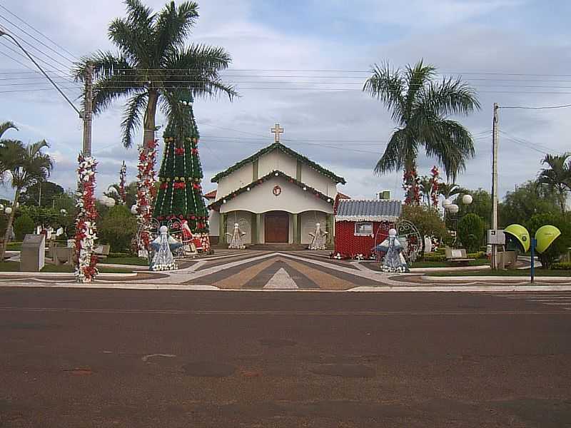 SUZANPOLIS-SP-IGREJA MATRIZ COM MOTIVOS NATALINOS-FOTO:ENG ANTONIO ZIZAS JUNIOR - SUZANPOLIS - SP