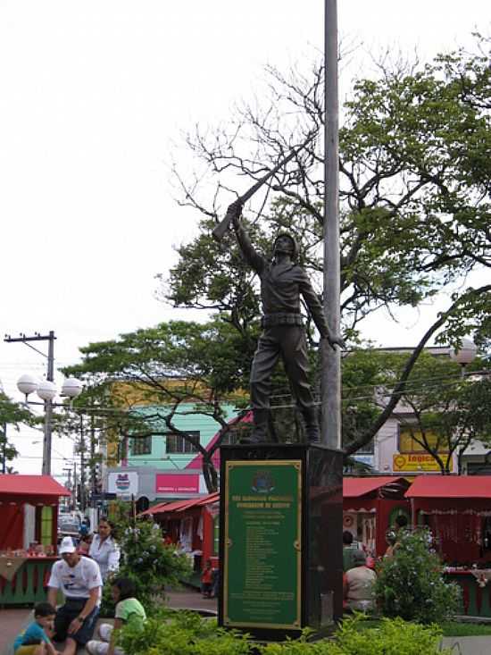 MONUMENTO NA PRAA DOS EXPEDICIONRIOS EM SUZANO-FOTO:ADILSON.BALL - SUZANO - SP