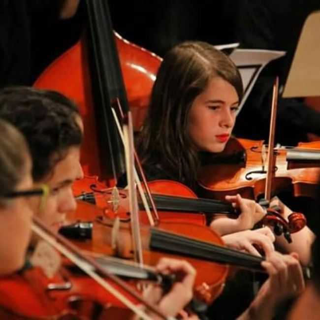 ORQUESTRA DE CORDAS DA CIDADE PATROCINADA  PELA PREFEITURA, POR LEILA DE S. B. DOS REIS - TAMBA - SP