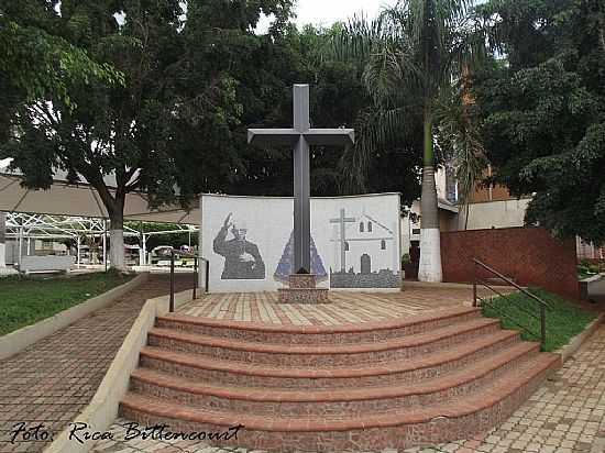 TAMBA-SP-MONUMENTO NA PRAA PADRE DONIZETTI-FOTO:RICA BITTENCOURT - TAMBA - SP