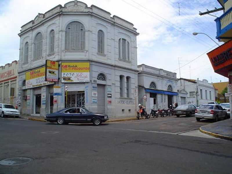 EDIFICAO DE ESQUINA E CONJUNTO PRESERVADO, POR ANA PAULA ALVES FERREIRA - TAQUARITINGA - SP