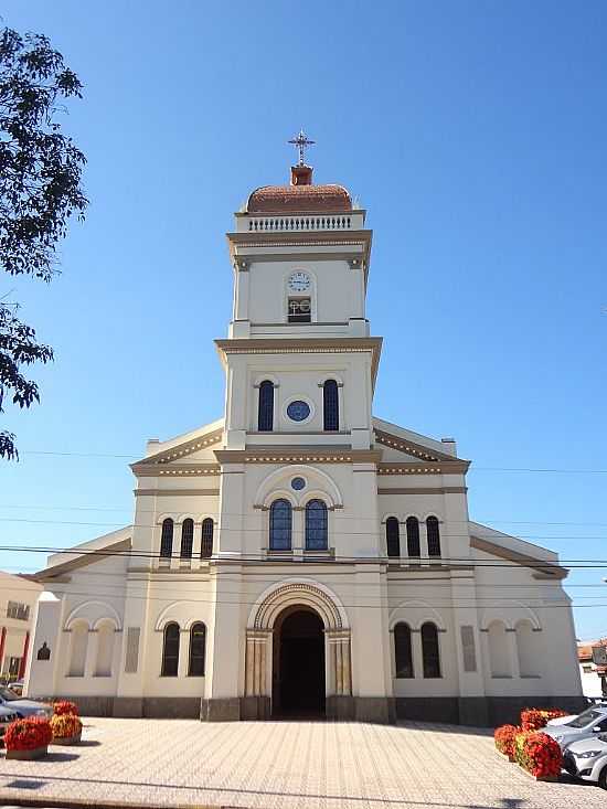 TIET-SP-PARQUIA SANTSSIMA TRINDADE-FOTO:PE. EDINISIO PEREIRA - TIET - SP