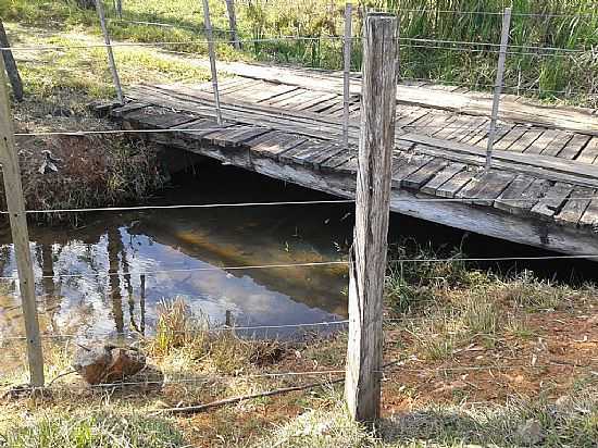 TUP-SP-PONTE SOBRE CRREGO EM REA RURAL-FOTO:THESANTO - TUP - SP