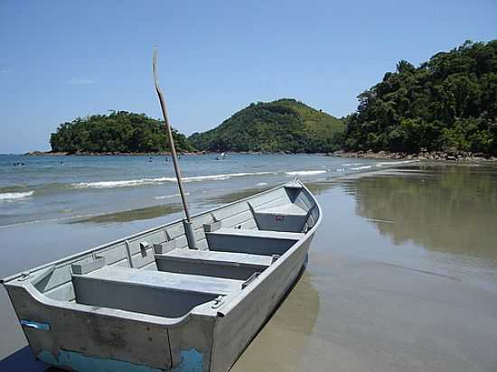 BARCO NA PRAIA DE UBATUMIRIM EM UBATUBA-SP-FOTO:NILSON KABUKI - UBATUBA - SP