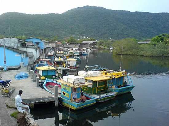 BARCOS DE PESCA EM UBATUBA-SP-FOTO:STEPHAN ALEXANDER RI - UBATUBA - SP