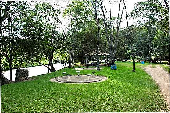 CHALS NA BEIRA DO RIO NO PARQUE ECO-TURSTICO EM VALENTIM GENTIL-SP - VALENTIM GENTIL - SP