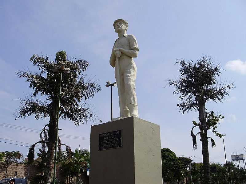 VINHEDO-SP-MONUMENTO AO HERI IMIGRANTE-FOTO:CARLOS FANTE - VINHEDO - SP