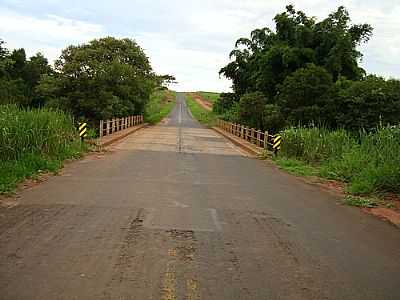 PONTE NA ESTRADA VICINAL-FOTO:UMBERTO MORENO  - VISTA ALEGRE DO ALTO - SP