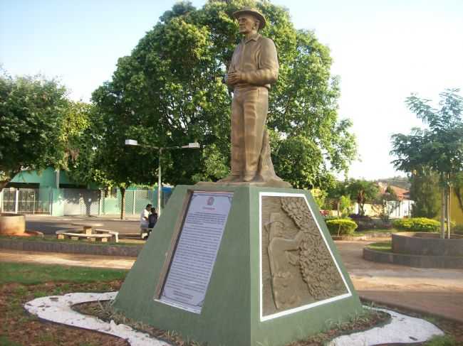 MONUMENTO AO FUNDADOR NA PRAA CENTRAL POR NESTOR JOSE DIA FILHO - ZACARIAS - SP