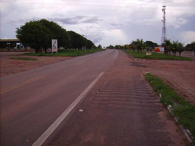 ALIANA DO TOCANTINS-TO-RODOVIA BR-153 NA CIDADE-FOTO:PT.WIKIPEDIA.ORG - ALIANA DO TOCANTINS - TO