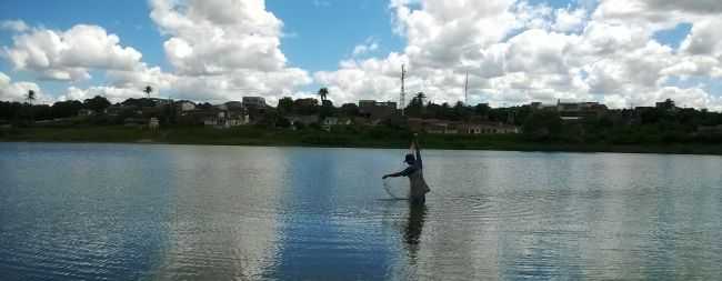 PESCADOR REPRESENTANDO JOO DE DEUS, POR PAULO LEMOS - LAGOA DA CANOA - AL