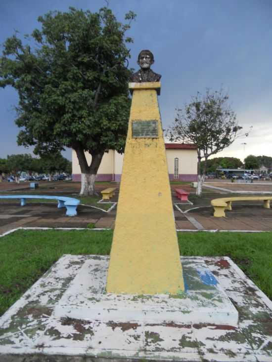 BUSTO DO FUNDADOR DA CIDADE - VICENTE BERNARDINO GOMES, POR LUIZ OTVIO - ARAGUATINS - TO