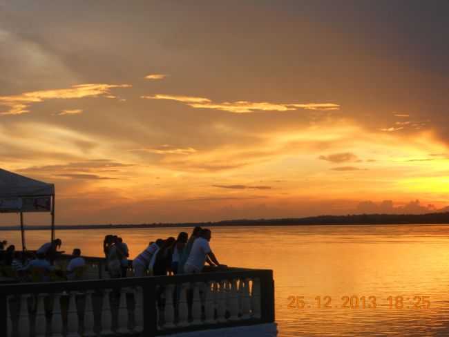 TURISTAS APRECIANDO O PR DO SOL NO MAJESTOSO RIO ARAGUAIA, POR LUIZ OTVIO - ARAGUATINS - TO