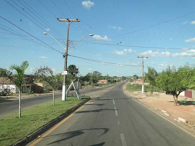 AXIX DO TOCANTINS-TO-AVENIDA DE ENTRADA DA CIDADE-FOTO:CAIO GRACO MACHADO - AXIX DO TOCANTINS - TO