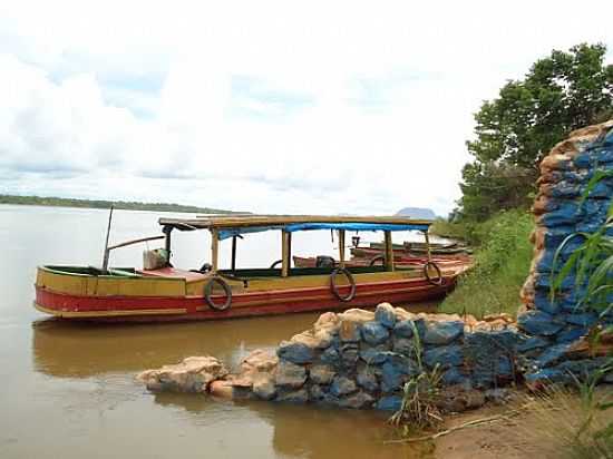EMBARCAO NO RIO TOCANTINS PRXIMO  BABAULNDIA-TO-FOTO:LEOMAR SETNOF - BABAULNDIA - TO
