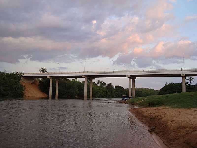 GOIATINS-TO-PONTE SOBRE O RIO MANOEL ALVES GRANDE, QUE ABASTECE A CIDADE-FOTO:CARLOS HAMILTON SANTOS VASCONCELOS - GOIATINS - TO