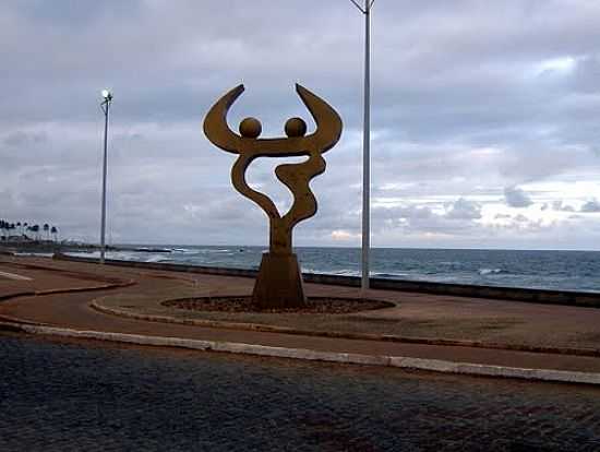 ESCULTURA NO JARDIM DOS NAMORADOS EM SALVADOR-BA-FOTO:KILLIEF - SALVADOR - BA