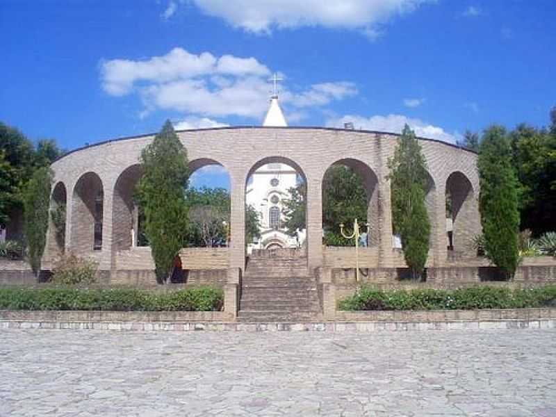 SANTA BRBARA-BA- MONUMENTO EM FRENTE A MATRIZ DE SANTO ANTNIO-FOTO:SANTABARBARA.BA. - SANTA BRBARA - BA