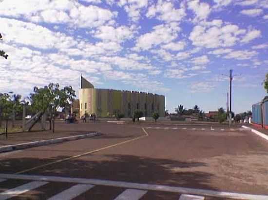 AVENIDA E IGREJA MATRIZ DE SO JOS EM PARAISO DO TOCANTINS-FOTO:RICARDO MORAIS COSTA - PARASO DO TOCANTINS - TO