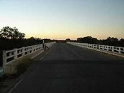 PONTE DO RIO PRETO QUE DA ACESSO A CIDADE, POR IEDA - SANTA RITA DE CSSIA - BA