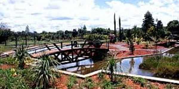 Jardim Botnico-DF-Lago e ponte na pracinha-Foto:perdidopelomundo.wordpress.com 