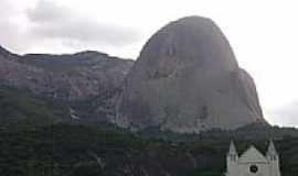 Pedra Azul - Pedra Azul e Igrejinha-Foto:Deanne F.