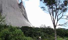 Pedra Azul - Pedra Azul-ES-A Pedra e o Lagarto-Foto:Paulo Yuji Takarada