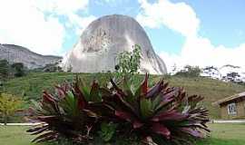 Pedra Azul - Pedra Azul-ES-Centro de Atendimento ao Turista com a Pedra ao fundo-Foto:Paulo Yuji Takarada  