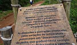 Pedra Azul - Pedra Azul-ES-Painel explicativo no caminho para o mirante e Pedra Azul-Foto:Paulo Yuji Takarada