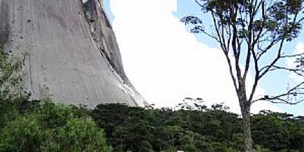 Pedra Azul-ES-A Pedra e o Lagarto-Foto:Paulo Yuji Takarada