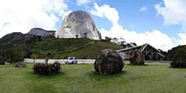 Pedra Azul-ES-Centro de Atendimento ao Turista com a Pedra ao fundo-Foto:Paulo Yuji Takarada 