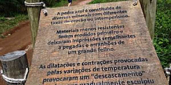 Pedra Azul-ES-Painel explicativo no caminho para o mirante e Pedra Azul-Foto:Paulo Yuji Takarada