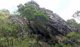 Serra do Cip - Serra do Cip-MG-Formao rochosa na trilha da Cachoeira do Gavio dentro do Parque Nacional-Foto:Flavio Handerson