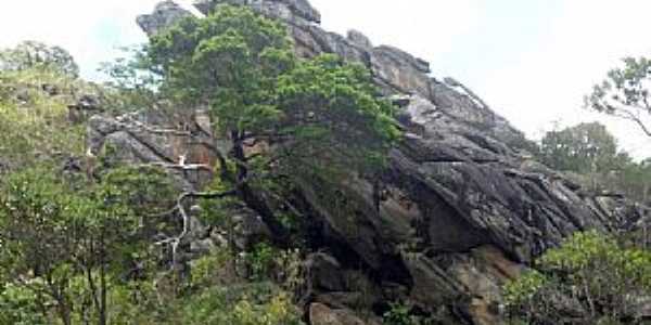 Serra do Cip-MG-Formao rochosa na trilha da Cachoeira do Gavio dentro do Parque Nacional-Foto:Flavio Handerson