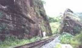 Sergi - A linha prximo  estao de Sergi-Foto:Stios Geolgicos e Paleontolgicos do Brasil,2000