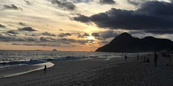 Imagens da Praia de Itaipuau - RJ localidade que pertence a Maric - RJ