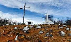 Serra Preta - Ao p d cruz, monte de Serra Preta - Foto Bruna