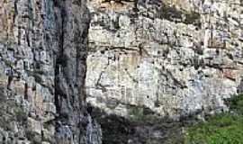 Stio do Meio - Montanhas de Rochas Calcrias em Stio do Meio-BA-Foto:heberteguedes